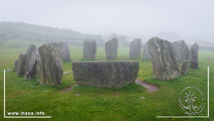 Drombeg Steinkreis in Irland im Nebel