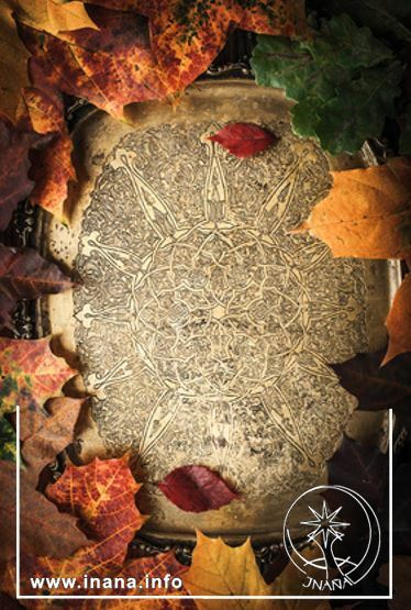 Keltisches Muster umrahmt von Herbstblättern