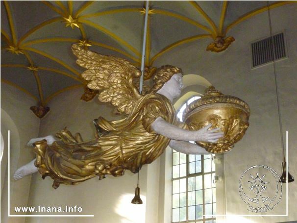 Hölzerner schwebender Engel mit Taufbecken im Arm
