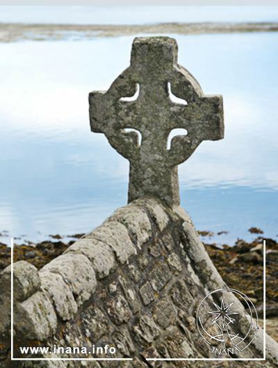 keltisches Kreuz auf Hausdach