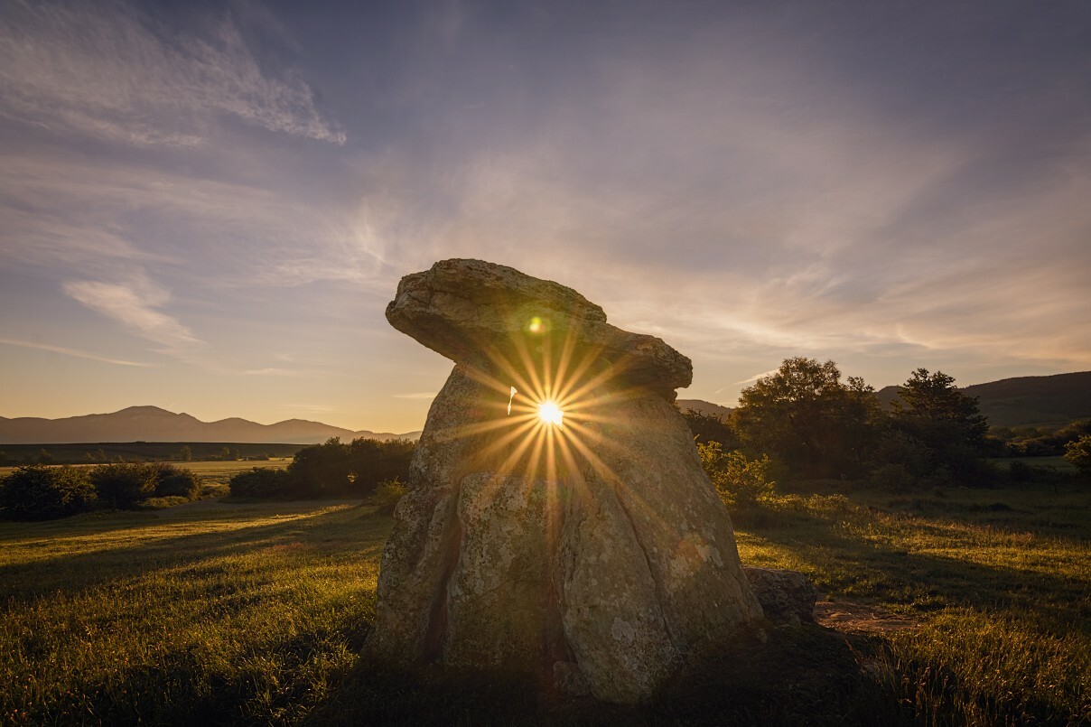 Sonne scheint durch Dolmen