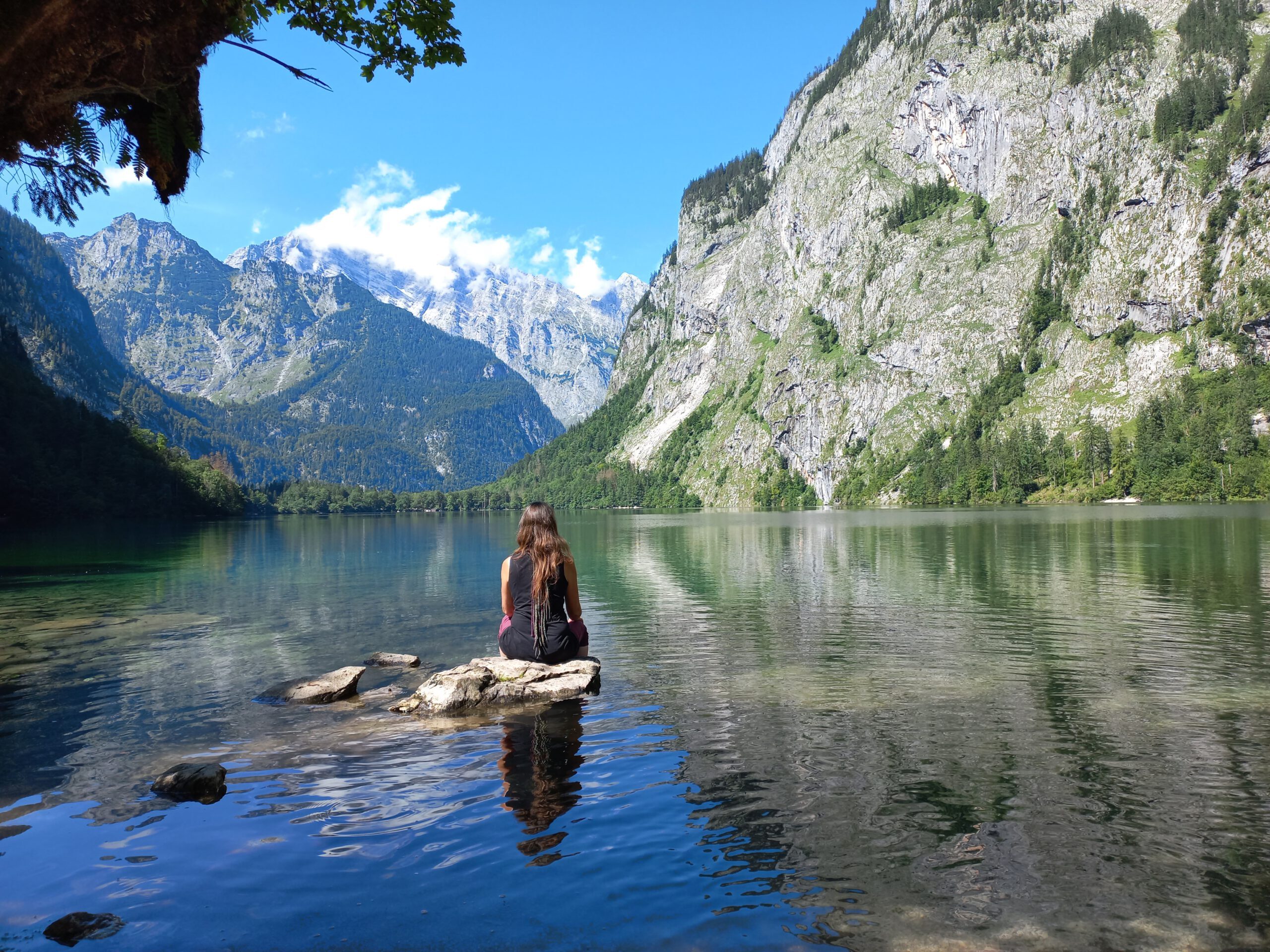 Sibylle auf einem Stein in einem See sitzend