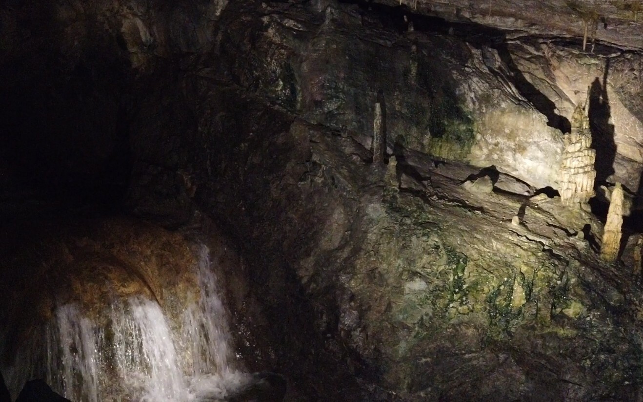 Beatushöhle mit Wasserfall