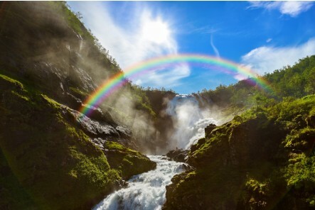 Regenbogen über Fluss