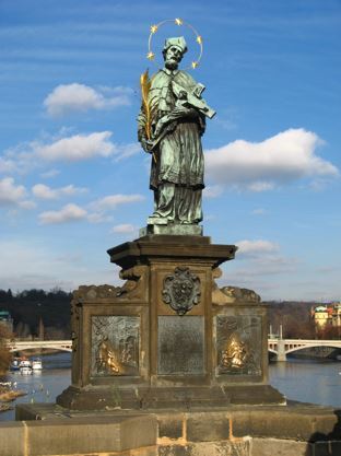 Nepumuk-Statue auf prager Karlsbrücke