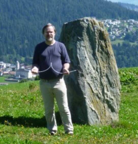 Stefan Brönnle mit Rute vor Menhir