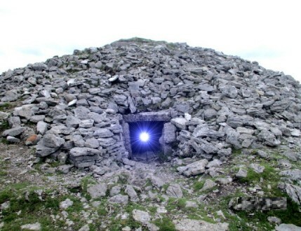 Cairn-Ahnenhaus mit Lichtkugel