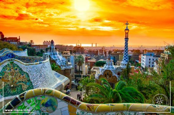 Park Guell in Barcelona. Gelber Himmel