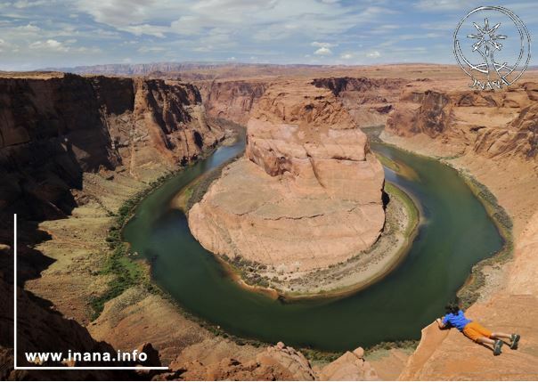 Kind liegt auf dem Bauch und blickt in die Schlucht des Grand Canyons hinunter