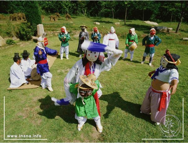 Menschen mit Masken