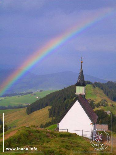 Kapelle unter Regenbogen