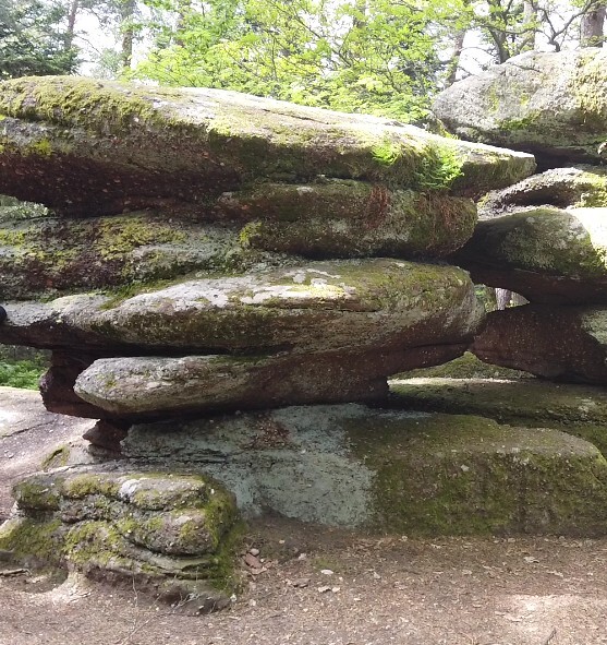 Beckenfelsen: Zwei Türme aus geschichteten Steinplatten auf dem Odilienberg