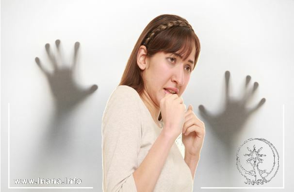 geisterhafte Hände hinter verängstigter Frau