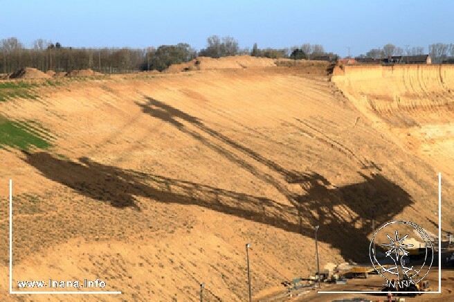 Schatten eines gewaltigen Braunkohlebaggers