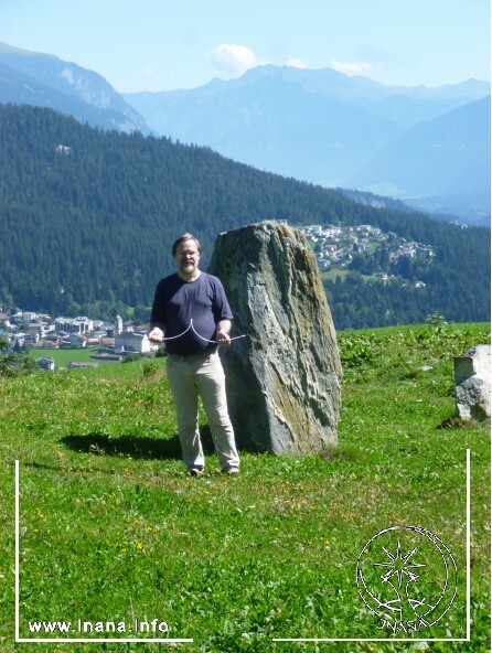 Stefan Brönnle mit Rute vor einem Menhir