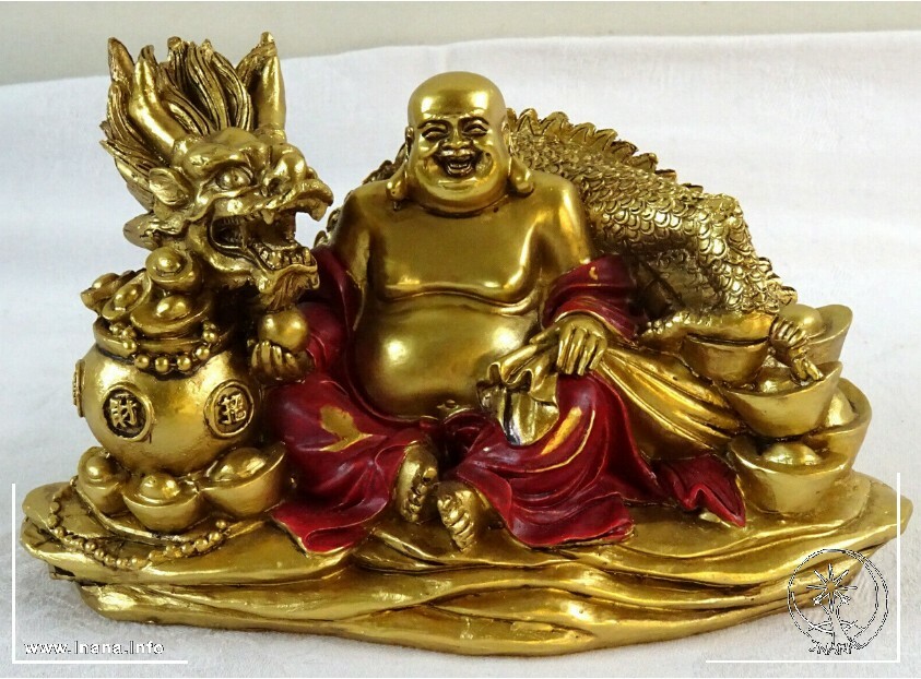 Lachender Budda sitzt von einem Drachen umschlungen