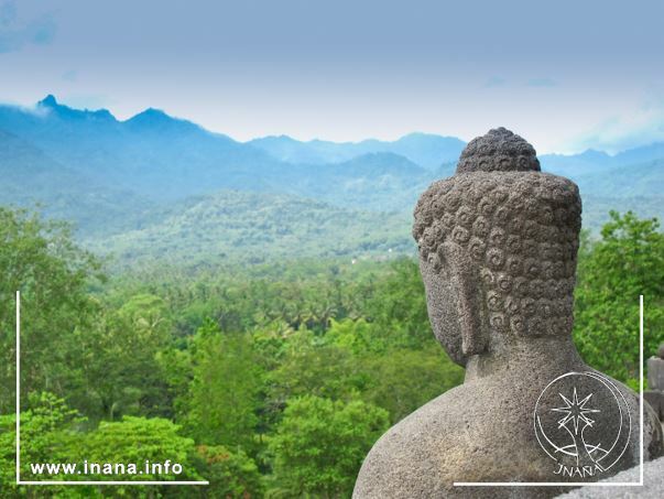 Buddastatue über Wald