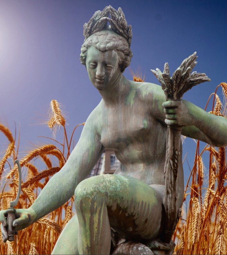 Staue der Demeter in Getreidefeld
