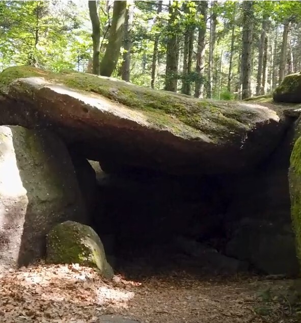 Druidengrotte: Ein natürlicher Dolmen auf dem Odilienberg