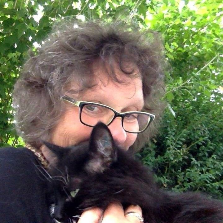 Maria E. Bartl mit Katze