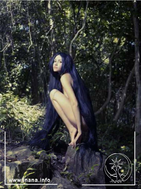 Nackte Frau auf einem Stein im Wald