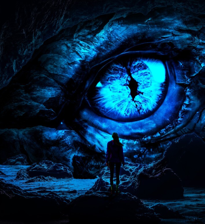 Mensch vor großem blauen Drachenauge