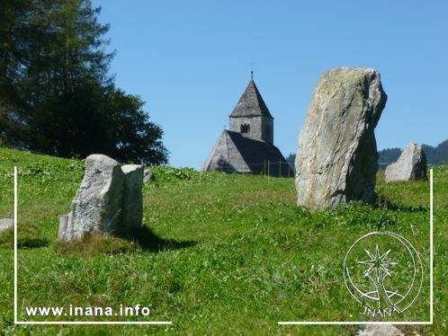 Kirche St. Remigius und Menhire in Falera