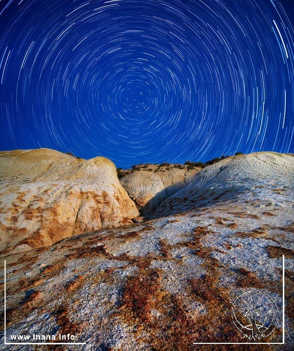 rotierender Sternenhimmel über einem Felsen