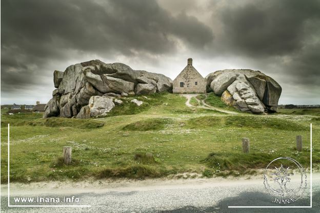 Haus zwischen zwei Felsen