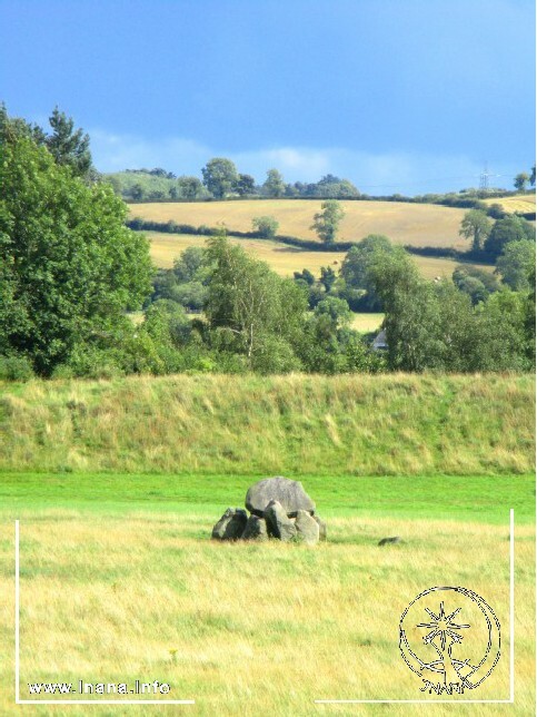 Cairn und Wall von Giants Ring