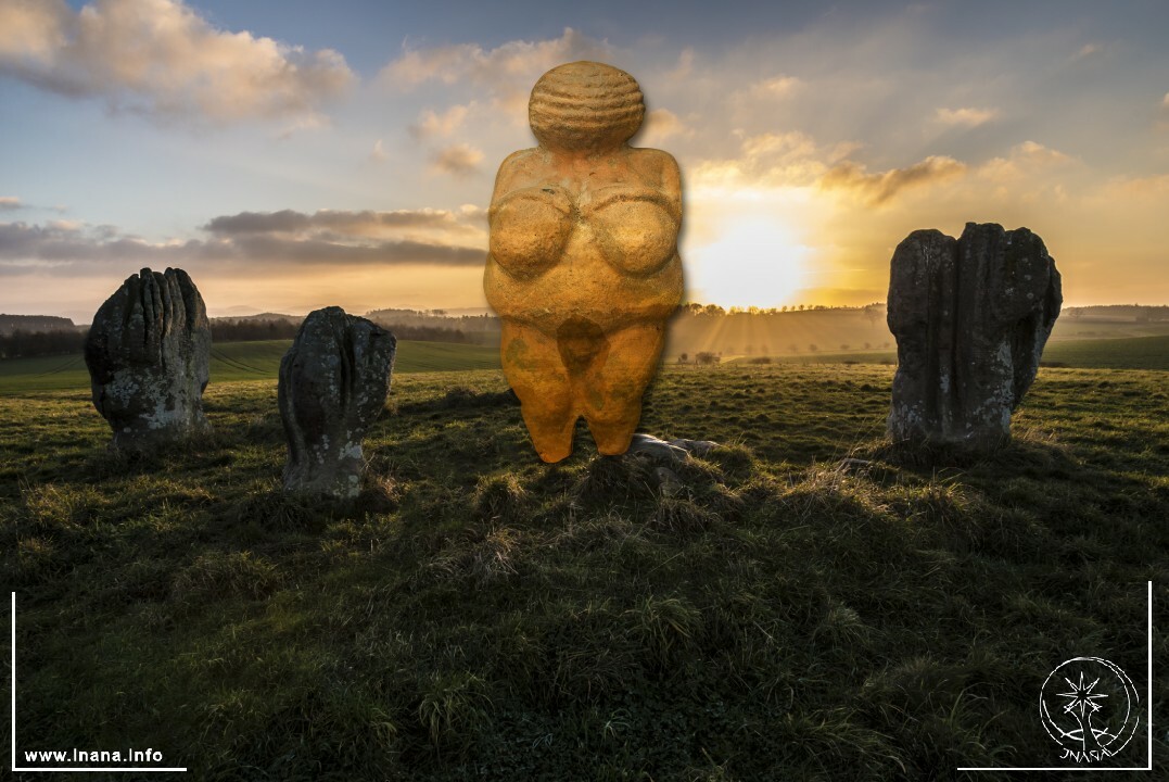 Statuette Venus von Willendorf in einem Steinkreis