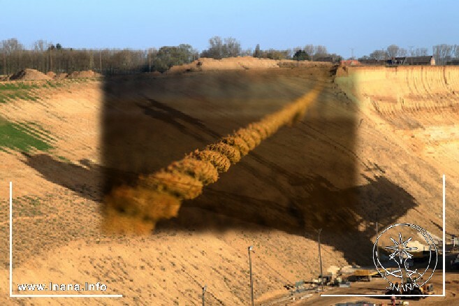 Braunkohle Tageabbau mit Schatten eines Baggers und Hanfseil