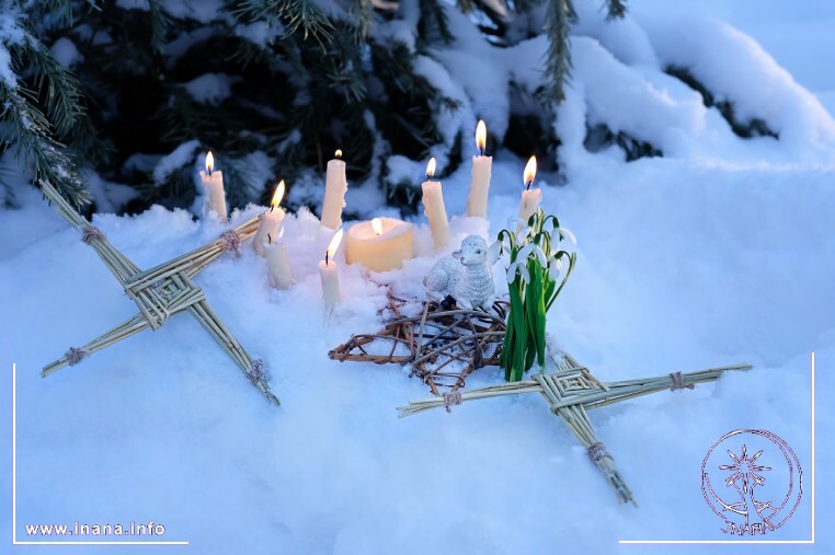 Kerzen im Schnee mit Schneeglöckchen und Brigid-Kreuz