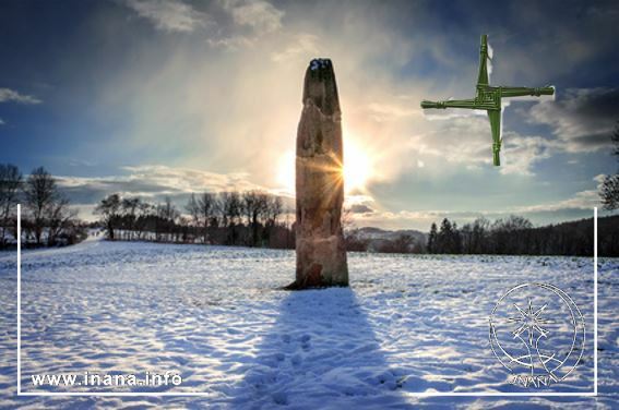 Menhir im Schnee bei Sonnenaufgang