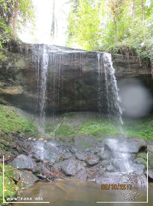 Wasserfall mit Lichtkugel