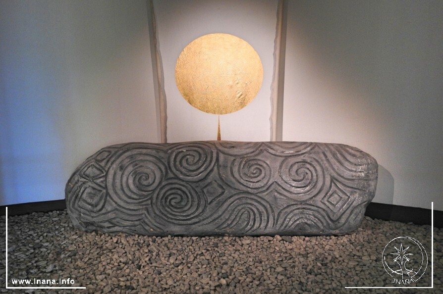 Kunstwerk im Museum von Newgrange. Nachbildung des Schwellensteins