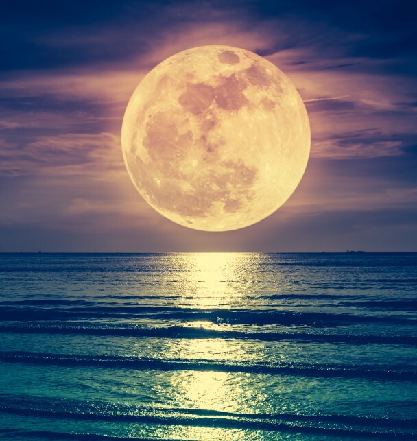 Vollmond über Wasser