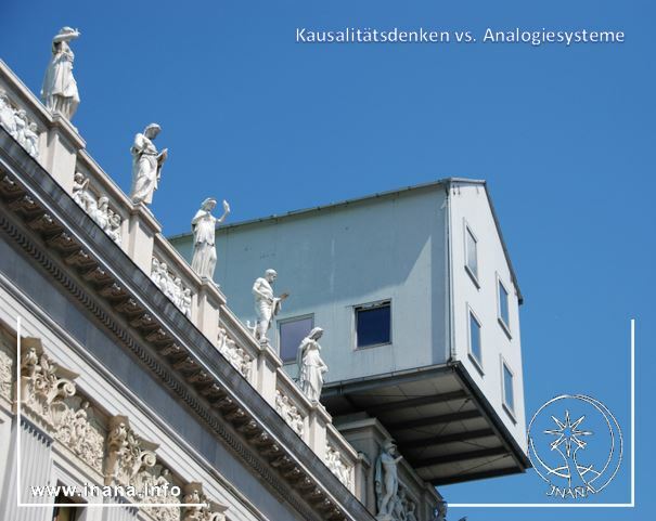 Holzhaus auf klassischem Gebäude