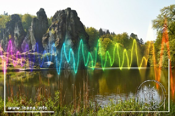 Felsen und See. Darüber ein Frequenzband