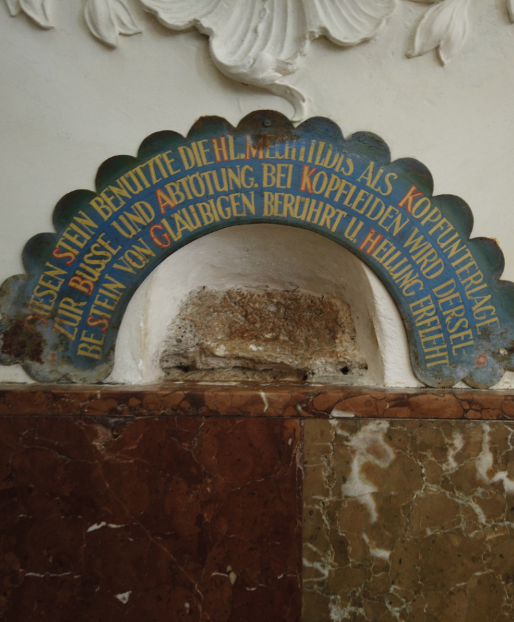 Kopfstein der mechtildis in Kirchenmauer