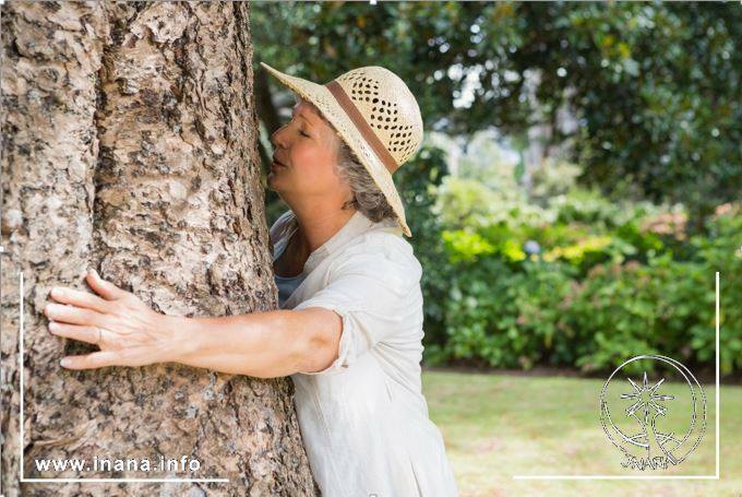 Frau umarmt einen Baum