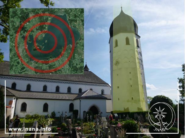 Der Turm der Kirche auf der Fraueninsel. Daneben Karte mit Ausstrahlradien