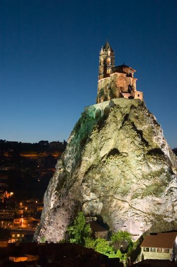 Kirche auf Felsnadel. Le Puy