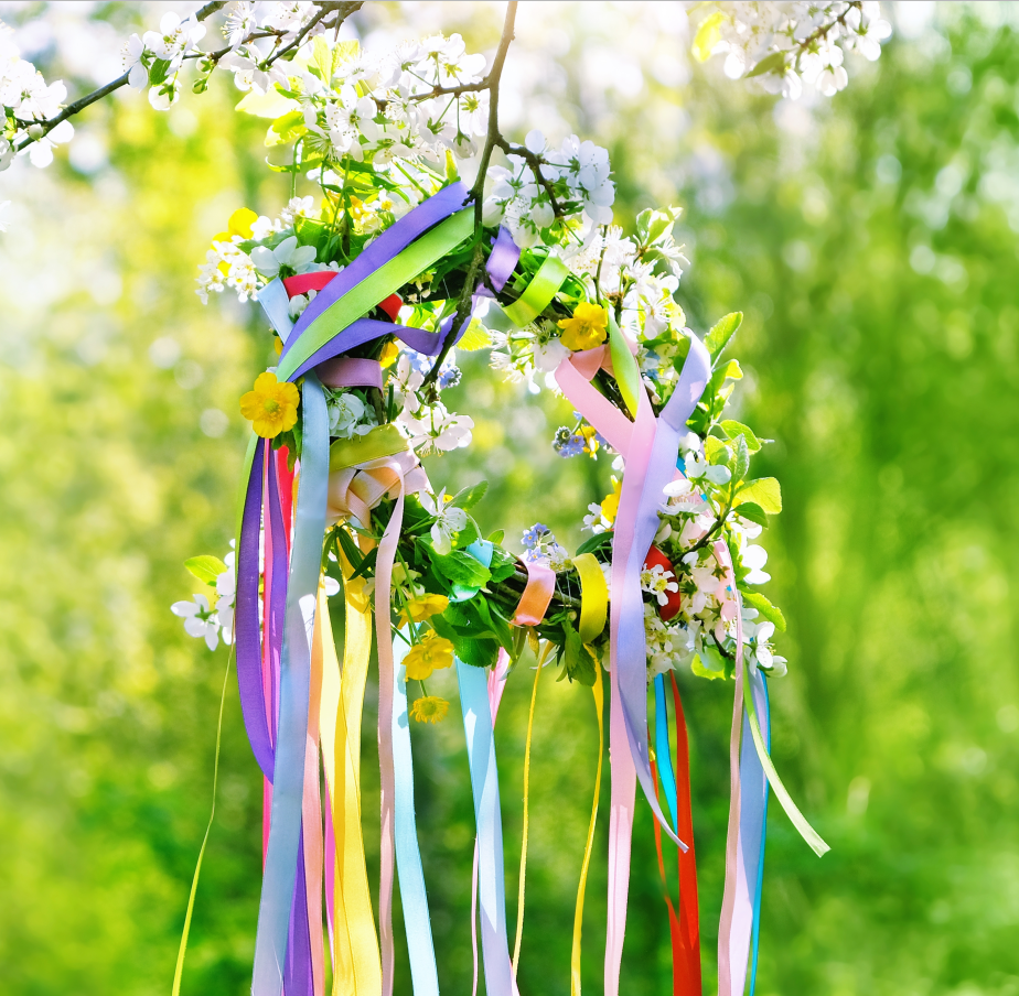 Kranz mit bunten Bändern im Baum