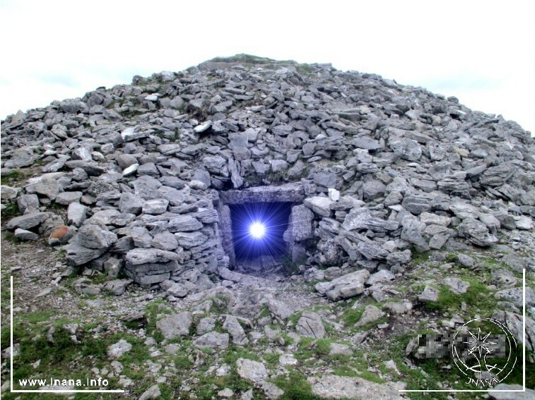 Cairn mir einer Lichtkugel im Innern