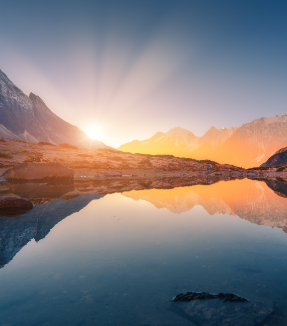 Sonnenaufgang über Bergsee