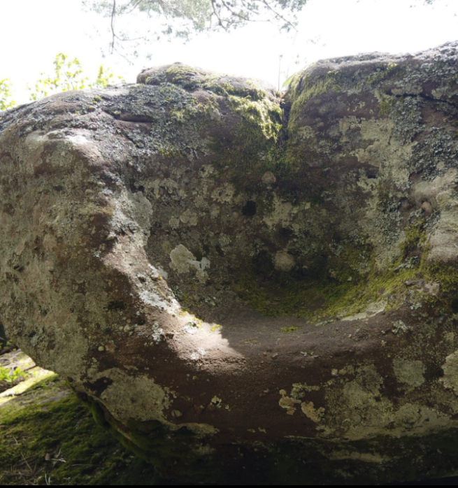 Ein Sitzstein beim Maennelstein