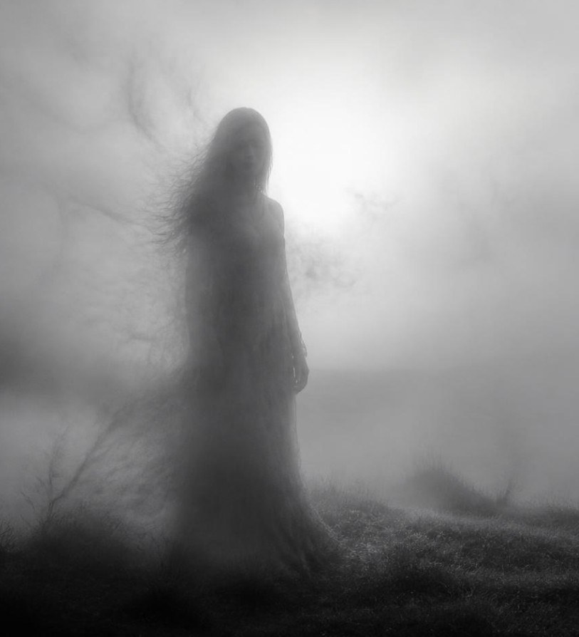 Frauengestalt im Nebel