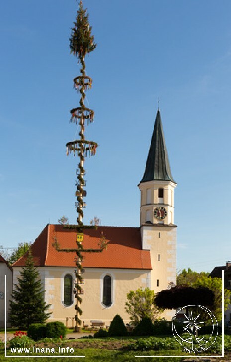Maibaum vor Kirche