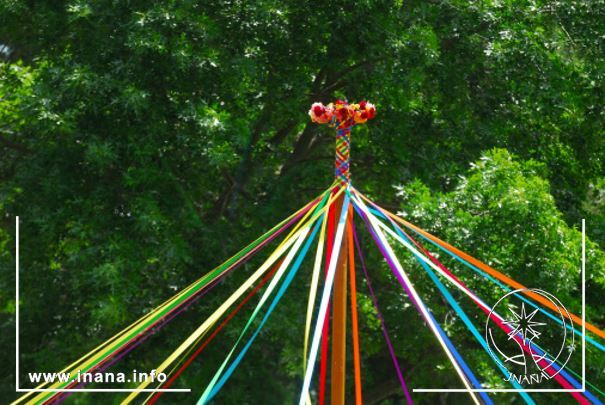 Maibaum mit bunten Bändern